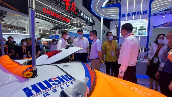 1681778285710359n6gm.jpg 20220726研究院公司虎鯊無人船代表陜西參展第二屆中國國際消費品博覽會_副本.jpg